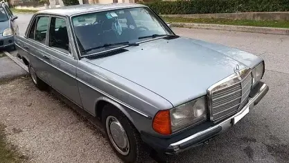 Usata Mercedes 200 109 CV (80 kW) 1984 Grigio Berlina