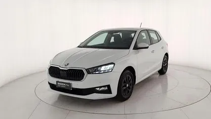 Bianco metallizzato Usata 2024 Skoda Fabia Tre volumi | 15.700 € (Buon prezzo)