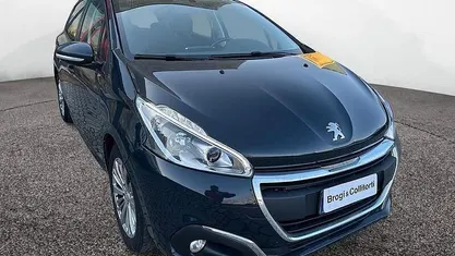 Usata Peugeot 208 Allure 75 CV (55 kW) 2017 Blu Utilitaria