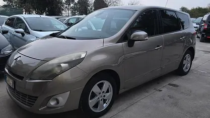 Usata Renault Grand Scénic III 106 CV (77 kW) 2009 Oro Monovolume
