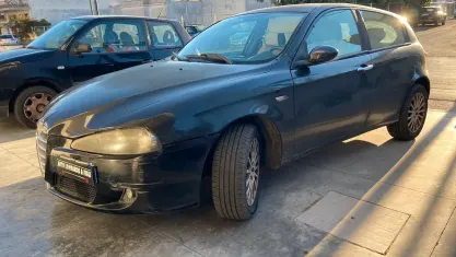 Usata Alfa Romeo 147 Distinctive 116 CV (85 kW) 2005 Nero Utilitaria