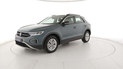 Usata VW T-Roc Life 110 CV (80 kW) 2022 Petroleum blue metallizzato/nero SUV