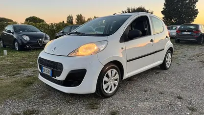 Usata Peugeot 107 68 CV (50 kW) 2013 Bianco Utilitaria
