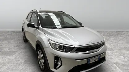 Sparkling silver Usata 2022 Kia Stonic Style SUV | 15.900 € (Buon prezzo)