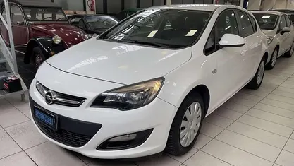 Usata Opel Astra Cosmo 101 CV (74 kW) 2015 Bianco Utilitaria
