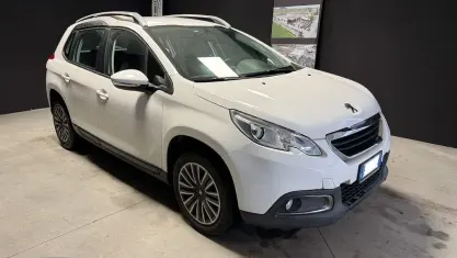 Usata Peugeot 2008 Active 75 CV (55 kW) 2015 Bianco pastello SUV