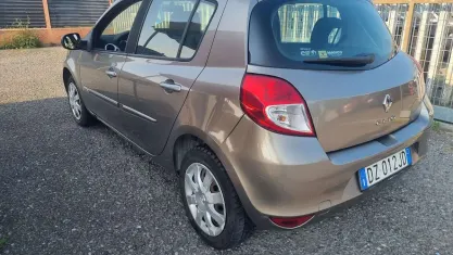 Begagnad Renault Clio III Dynamique 75 HK (55 kW) 2009 Brun Sedan