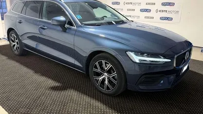 Usata Volvo V60 Core 197 CV (144 kW) 2023 Blu metallizzato Station wagon