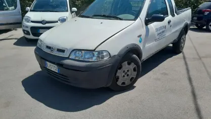 Usata Fiat Strada 80 CV (58 kW) 2004 Bianco Pick-up