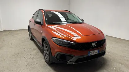 Arancione Usata 2021 Fiat Tipo Cross Tre volumi | 14.900 € (Buon prezzo)