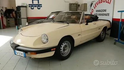 Begagnad Alfa Romeo Spider 149 HK (109 kW) 1986 Beige Cab