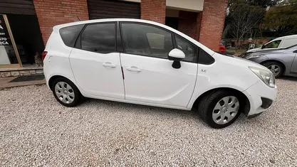 Usata Opel Meriva Cosmo 75 CV (55 kW) 2011 Bianco Monovolume