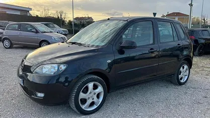 Begagnad Mazda 2 75 HK (55 kW) 2005 Svart Halvkombi