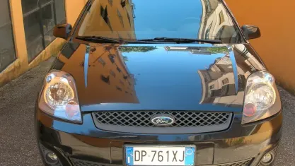 Usata Ford Fiesta 75 CV (55 kW) 2008 Grigio Utilitaria