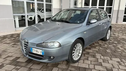 Usata Alfa Romeo 147 Distinctive 115 CV (84 kW) 2005 Grigio Utilitaria