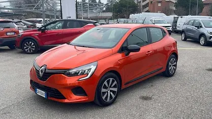 Usata Renault Clio V 101 CV (74 kW) 2023 Arancione Utilitaria