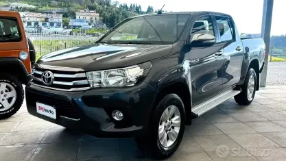 Usata Toyota HiLux Lounge 150 CV (110 kW) 2019 Grigio Pick-up