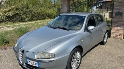 Usata Alfa Romeo 147 116 CV (85 kW) 2004 Grigio Utilitaria