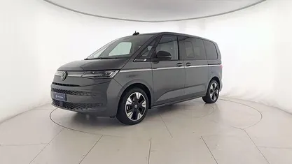 Usata VW Multivan Style 245 CV (180 kW) 2025 Grigio indium metallizzato Furgone