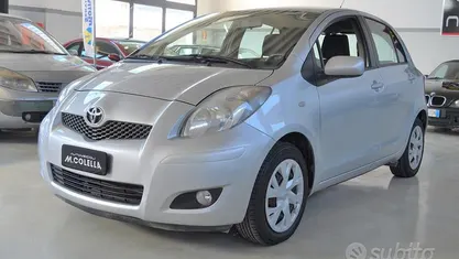 Usata Toyota Yaris 69 CV (50 kW) 2010 Grigio Utilitaria