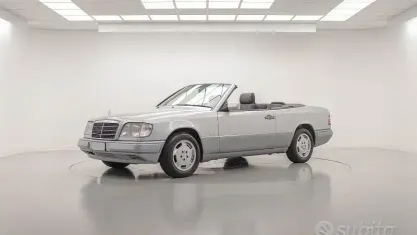 Usata Mercedes E200 136 CV (100 kW) 1995 Grigio Cabrio