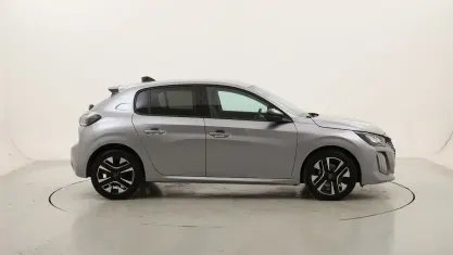 Usata Peugeot 208 Allure 101 CV (74 kW) 2025 Argentoargento Utilitaria
