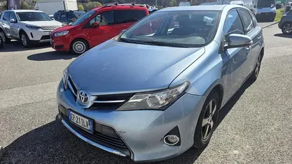 Usata Toyota Auris Hybrid Active 99 CV (72 kW) 2013 Blu Berlina