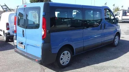 Blu/azzurro Usata 2009 Renault Trafic Monovolume | 9950 € (Buon prezzo)