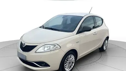 Usata Lancia Ypsilon Silver 69 CV (50 kW) 2016 Bianco nevada Utilitaria