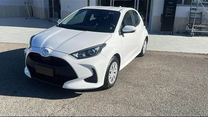 Usata Toyota Yaris Hybrid Active 92 CV (67 kW) 2024 Bianco Utilitaria