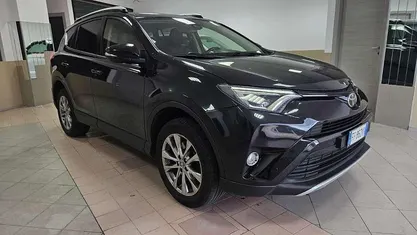 Nero Usata 2016 Toyota RAV4 Lounge SUV | 11.499 € (Buon prezzo)
