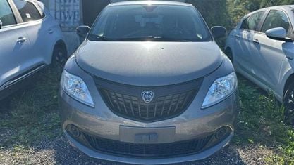 Usado Lancia Ypsilon Silver 70 CV (51 kW) 2023 Gris Utilitario