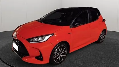 Rosso Usata 2021 Toyota Yaris Hybrid Tre volumi | 18.500 € (Buon prezzo)