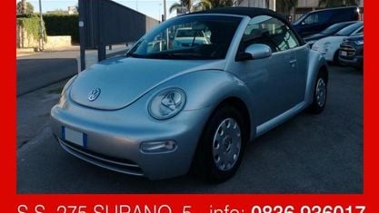 Usata VW New Beetle 105 CV (77 kW) 2005 Argento Utilitaria
