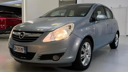 Usata Opel Corsa Cosmo 75 CV (55 kW) 2008 Argento Berlina