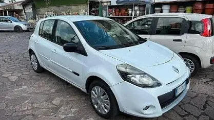 Usata Renault Clio II 64 CV (47 kW) 2010 Bianco Berlina