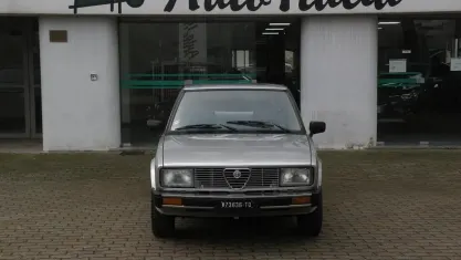Usata Alfa Romeo Alfetta 122 CV (89 kW) 1983 Grigio Berlina