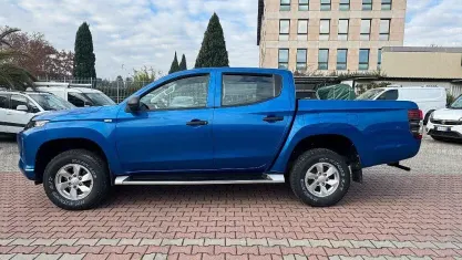 Usata Mitsubishi L200 Invite 150 CV (110 kW) 2021 Impulse blue metallizzato Pick-up