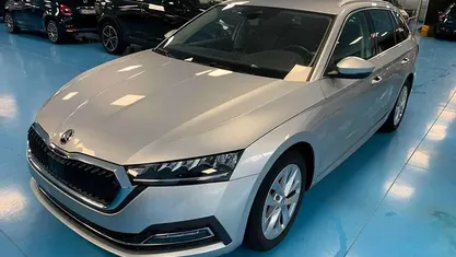 Grigio scuro metallizzato Usata 2023 Skoda Octavia Style Station wagon | 22.400 € (Buon prezzo)