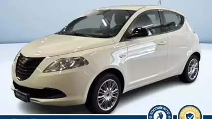 Begagnad Lancia Ypsilon 69 HK (50 kW) 2015 Vit Halvkombi