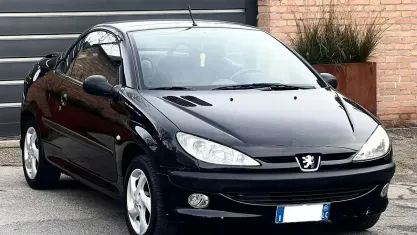 Usata Peugeot 206 109 CV (80 kW) 2002 Nero Cabrio