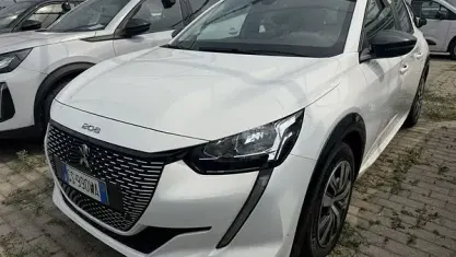 Usata Peugeot e-208 Active 100 kW (136 CV) 2024 Bianco Utilitaria