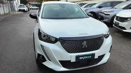 Usata Peugeot 2008 Allure 131 CV (96 kW) 2022 Bianco SUV