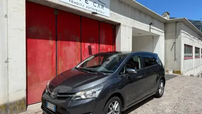 Usata Toyota Verso Active 111 CV (81 kW) 2015 Marrone Monovolume