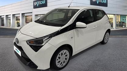 Second-hand Toyota Aygo X-play 72 CP (52 kW) 2021 Alb Hatchback