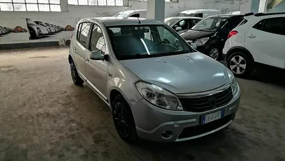 Grigio Usata 2010 Dacia Sandero Utilitaria | 1950 € (Buon prezzo)