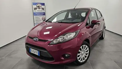 Viola Usata 2008 Ford Fiesta Titanium Tre volumi | 4390 € (Buon prezzo)