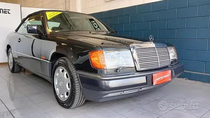 Usata Mercedes E300 220 CV (161 kW) 1993 Nero Cabrio