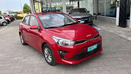Usata Kia Rio Style 82 CV (60 kW) 2023 Signal red Berlina
