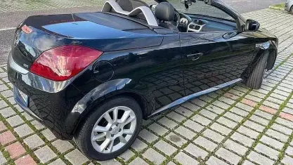 Usata Opel Tigra 69 CV (50 kW) 2007 Nero Cabrio
